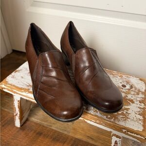 Clarks 89488 Women 8M Partridge Brown Leather Slip On Loafers mules Heels Shoes